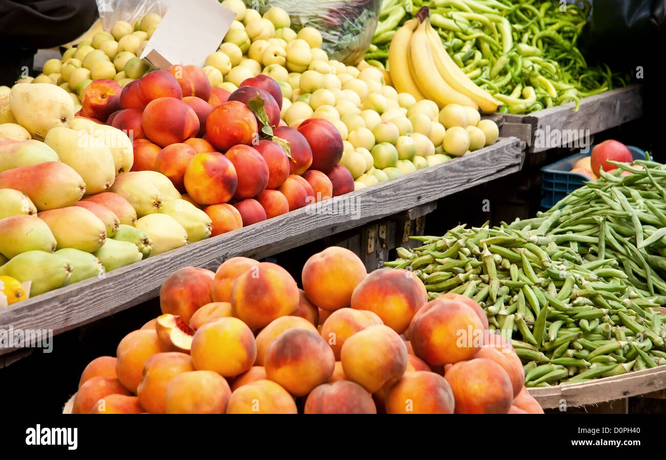 Les fruits et légumes frais biologiques à un marché de rue, pêches et nectarines, poires, bananes, Grean Poivre, les pois et haricots verts Banque D'Images