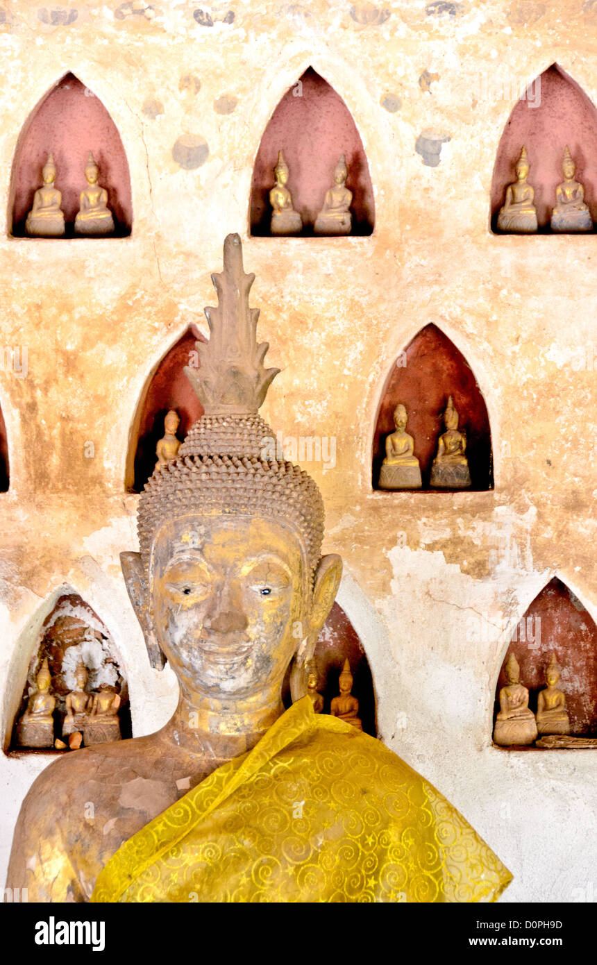 VIENTIANE, Laos - Partie d'une collection d'environ 2000 et l'argent en céramique sur l'affichage bouddhas dans les cloîtres au Wat Si Saket à Vientiane, au Laos. Construit en 1818, le temple est du Siamois style plutôt que le traditionnel style Lao. Il est maintenant peut-être le plus ancien temple encore debout à Vientiane. Banque D'Images