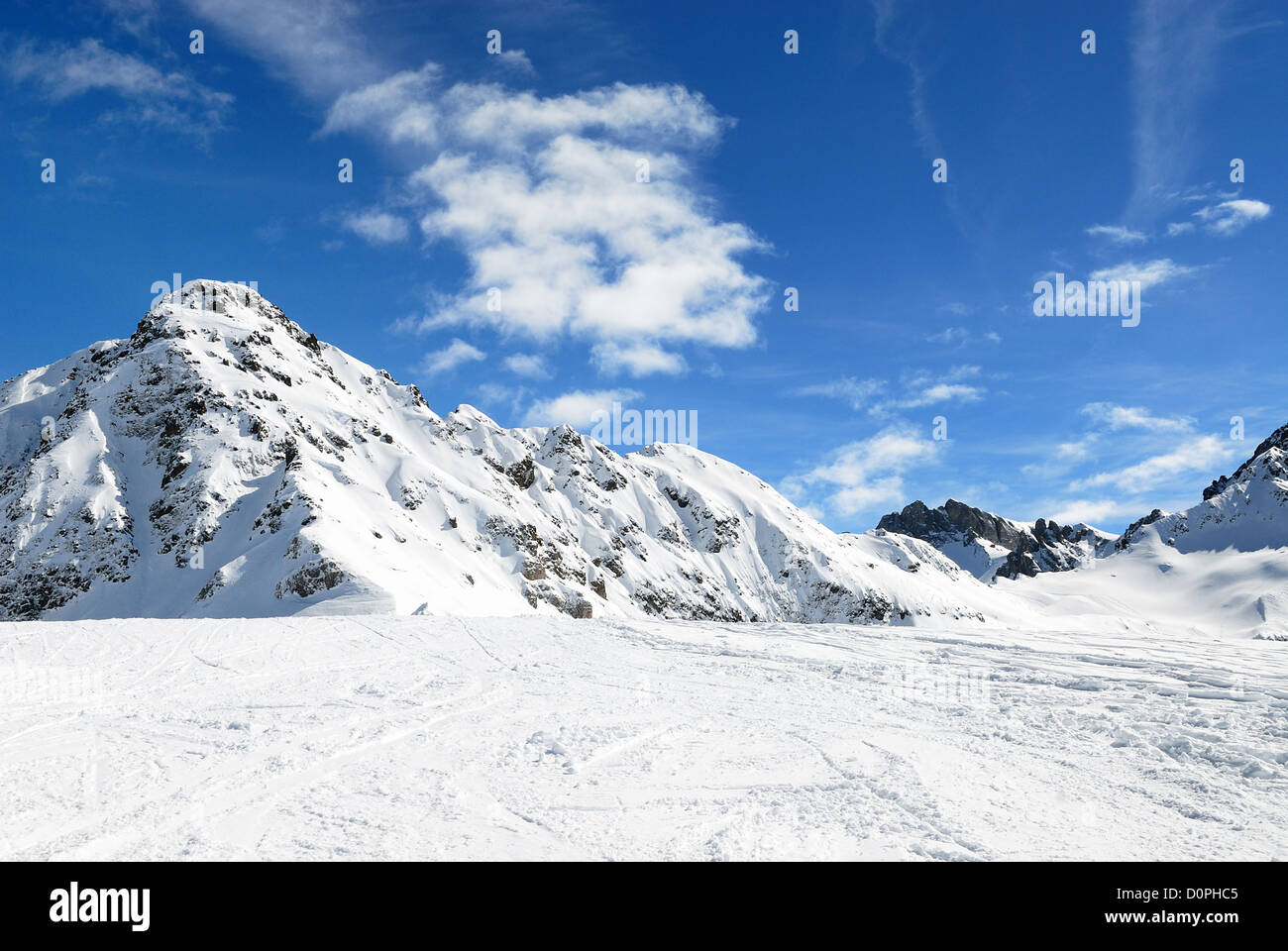 Les montagnes des Alpes sous la neige en hiver Banque D'Images