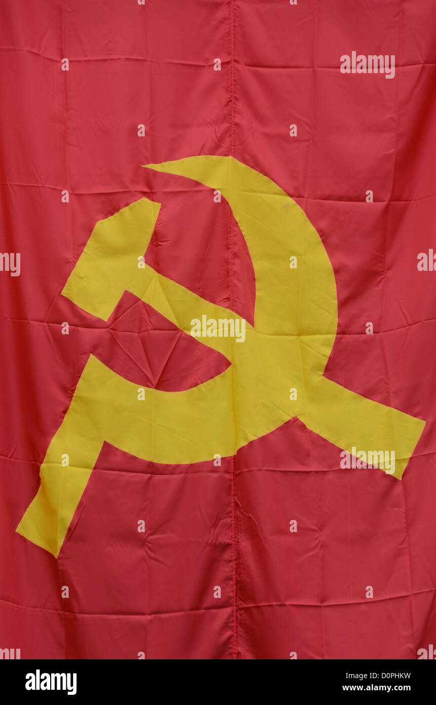 Drapeau communiste marteau et faucille Vientiane Laos // VIENTIANE, Laos - Un marteau et une faucille, le drapeau du communisme international. Le marteau est symbolique du prolétariat industriel, tandis que la faucille est symbolique de la paysannerie agricole. Banque D'Images