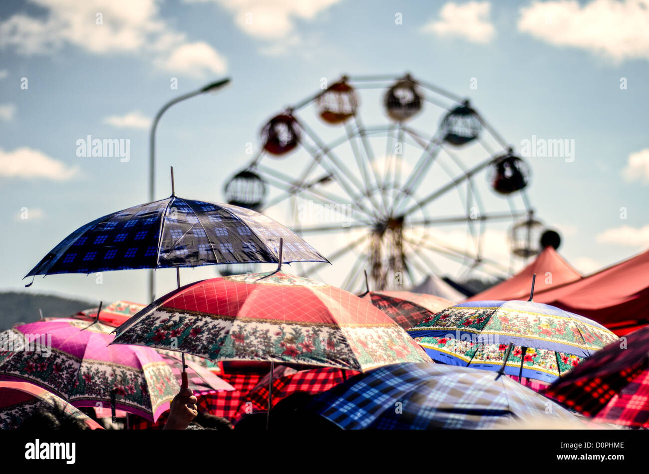 Parapluies du festival du nouvel an Hmong Phonsavan Laos // PHONSAVAN, Laos — des parasols et des parapluies aux couleurs vives sont exposés pendant les célébrations du festival du nouvel an Hmong dans cette ville du nord-est du Laos. Le nouvel an Hmong, connu sous le nom de Noj Peb Caug en langue hmong, est traditionnellement célébré à la fin de la saison de récolte du riz et marque l'un des événements culturels les plus importants pour les communautés hmong. Le festival propose généralement des vêtements traditionnels, de la musique, de la danse et des activités cérémonielles qui préservent le patrimoine culturel hmong. Phonsavan est la capitale de la province de Xieng Khouang Banque D'Images