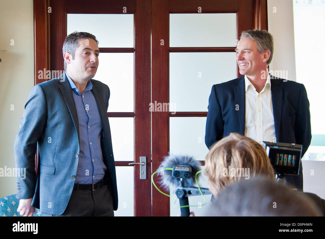 L-R Jonathan Candelon et Neil Laughton, cofondateurs de Brighton City  Airways, annonçant leur nouvelle route de Paris. L'Art déco l'élégance et  la commodité des déplacements locaux pour que les visiteurs de Brighton