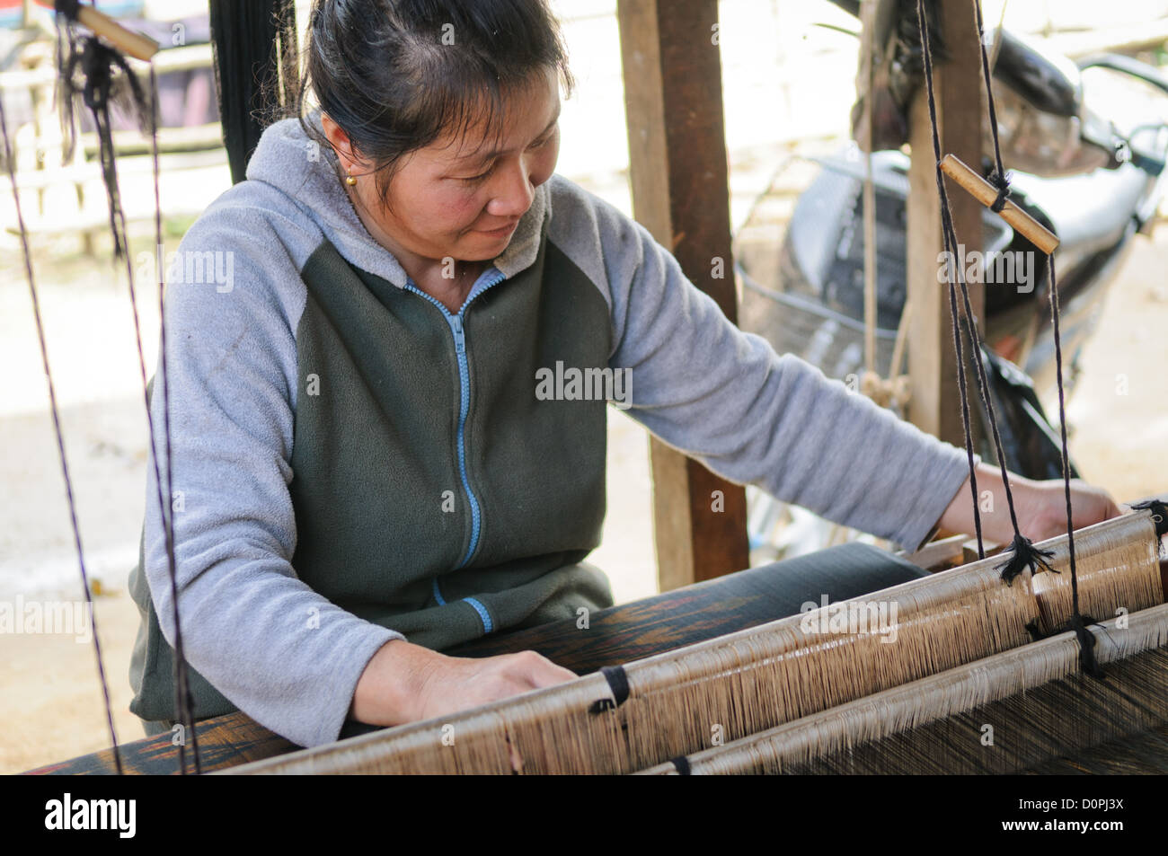 PROVINCE DE XIENG KHOUANG, Laos — les pratiques traditionnelles de tissage dans la région des Plaines de Jarres sont un aspect important de la culture lao locale. Les femmes artisans de la province de Xieng Khouang utilisent des métiers à tisser pour créer des textiles complexes avec des motifs et des couleurs vibrants. Ces techniques de tissage ont été transmises de génération en génération, reflétant le riche patrimoine culturel de la région. Banque D'Images