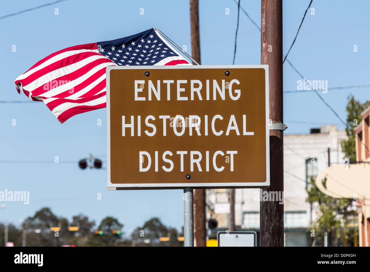 Entrer dans quartier historique road sign avec le drapeau américain. Banque D'Images