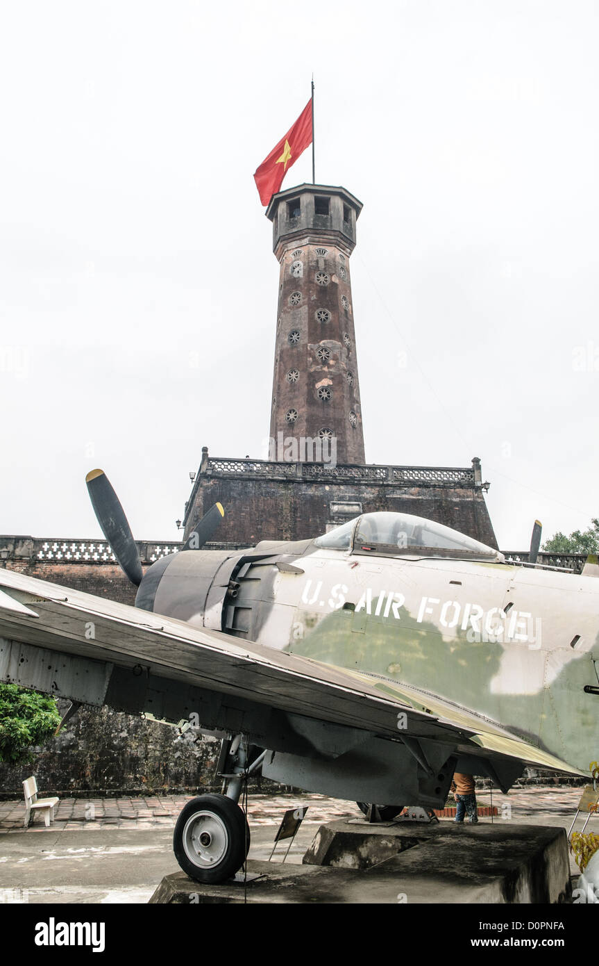 HANOI, Vietnam — le Hanoi Flag Tribune est une pièce maîtresse du Musée d'histoire militaire du Vietnam. La tour a été construite au début du XIXe siècle (1805-1812) et mesure 33,5 mètres de haut. Un escalier en colimaçon de 54 marches mène au sommet, où il y a une petite salle d'observation. Un drapeau national flotte au sommet de la tour nuit et jour depuis le 10 octobre 1954, après la défaite des Français à Dien bien Phu. Le monument a été désigné par le Ministère de la culture et de l'information comme relique culturelle et historique nationale. Le musée a été ouvert le 17 juillet 1956, deux ans après la victoire sur les Français à Banque D'Images