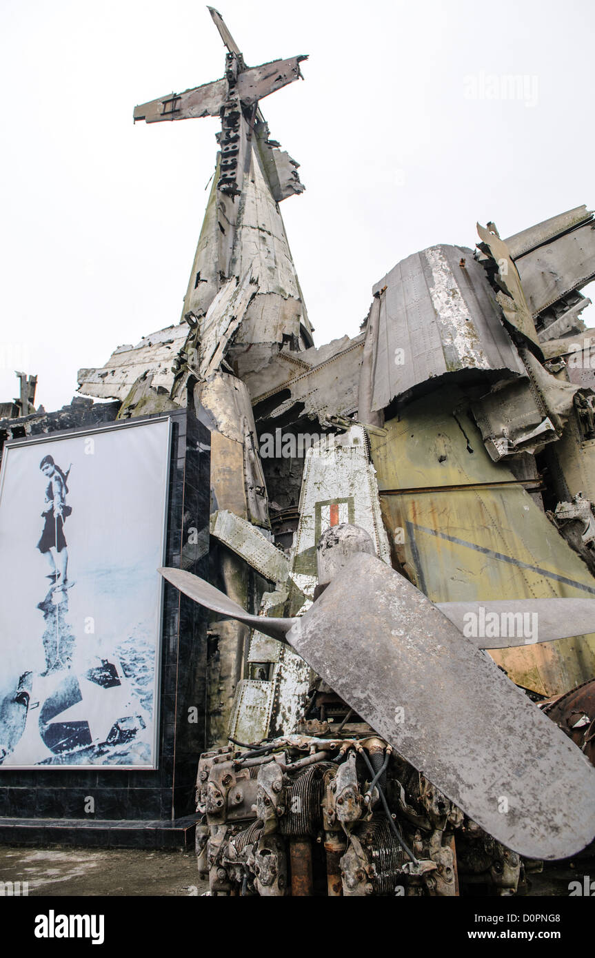 HANOI, Vietnam — L'épave d'un bombardier américain B-52 exposé au Musée d'histoire militaire du Vietnam. Le musée a été inauguré le 17 juillet 1956, deux ans après la victoire sur les Français à Dien bien Phu. Il est également connu sous le nom de Musée de l'Armée (les Vietnamiens avaient peu de choses dans la voie des forces navales ou aériennes à l'époque) et est situé dans le centre de Hanoi dans le district de Ba Dinh près du monument de Lénine dans le parc Lénine et non loin du mausolée de Hô Chi Minh. Banque D'Images