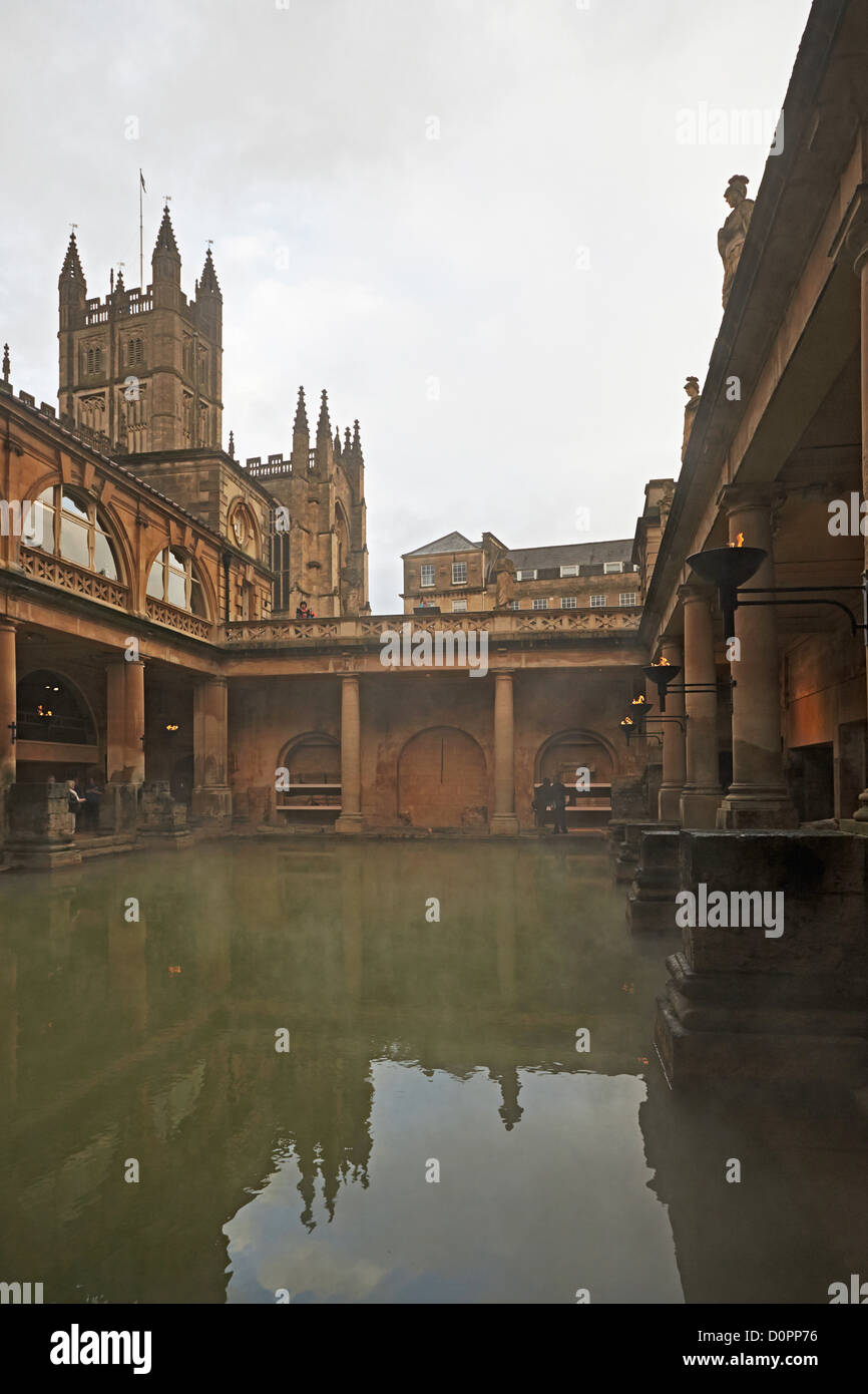 Baignoire bains romains et une vue de la grande baignoire avec l'abbaye de Bath derrière Banque D'Images