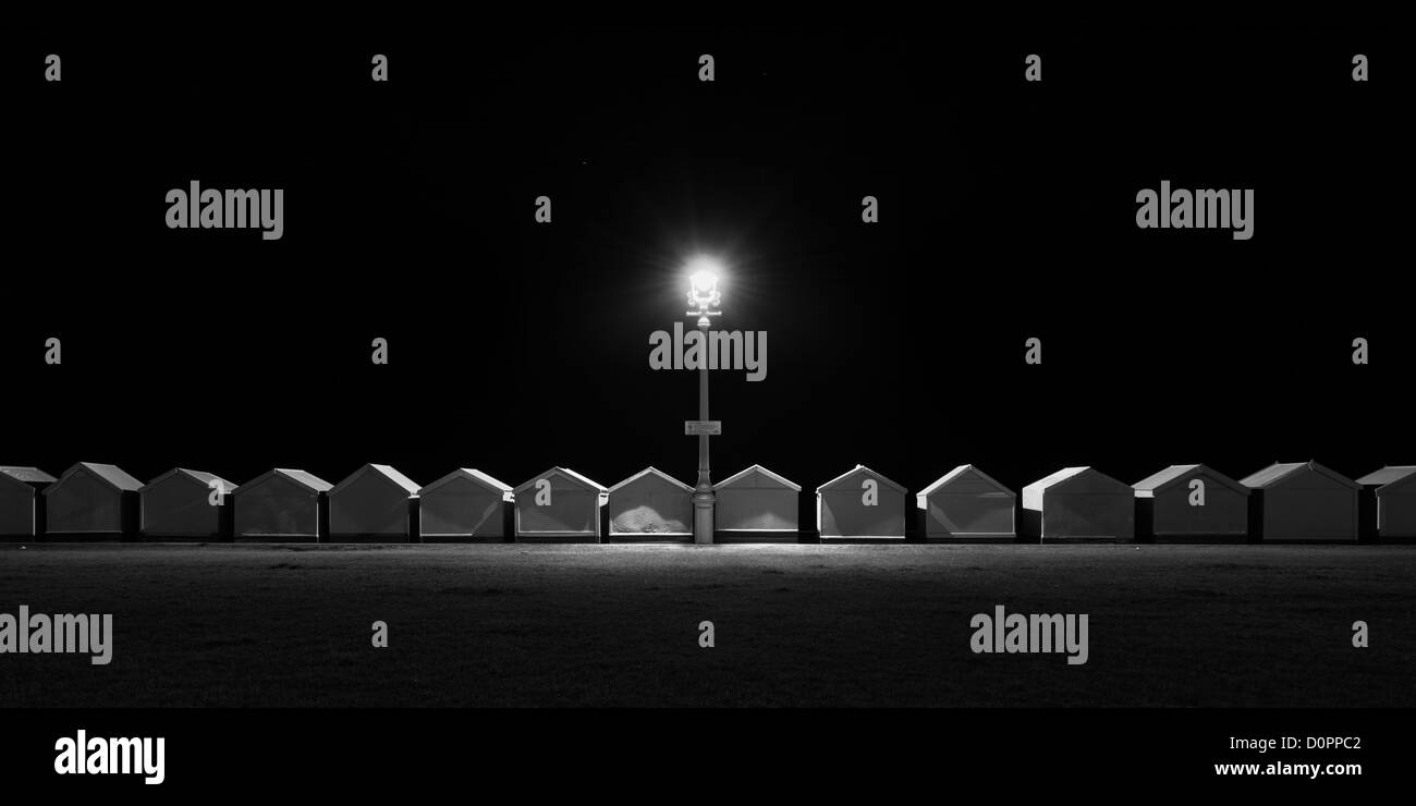 Allumé en cabines de plage sur la promenade, Hove, Brighton, East Sussex Banque D'Images