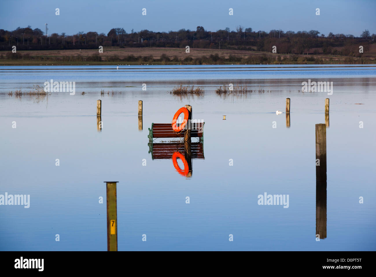 Banc de parc avec sonnerie de secours à Bredon Marina, Gloucestershire, pendant les inondations de 2012. United Kingdom. Banque D'Images