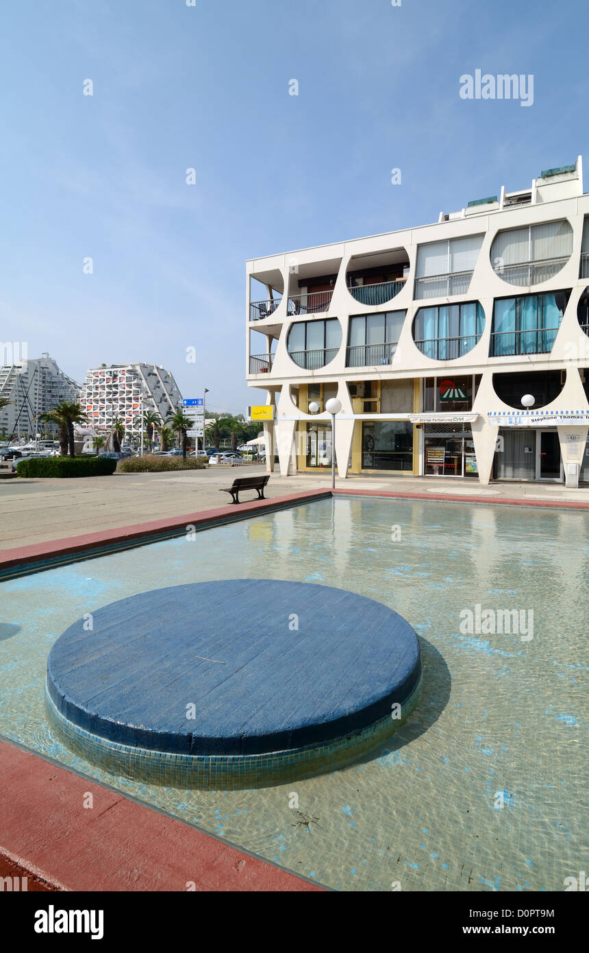 Bâtiment Delta (1971) et piscine géométrique moderne conçue par la place de ville Jean Balladur et piscine ornementale la Grande-Motte Hérault France Banque D'Images