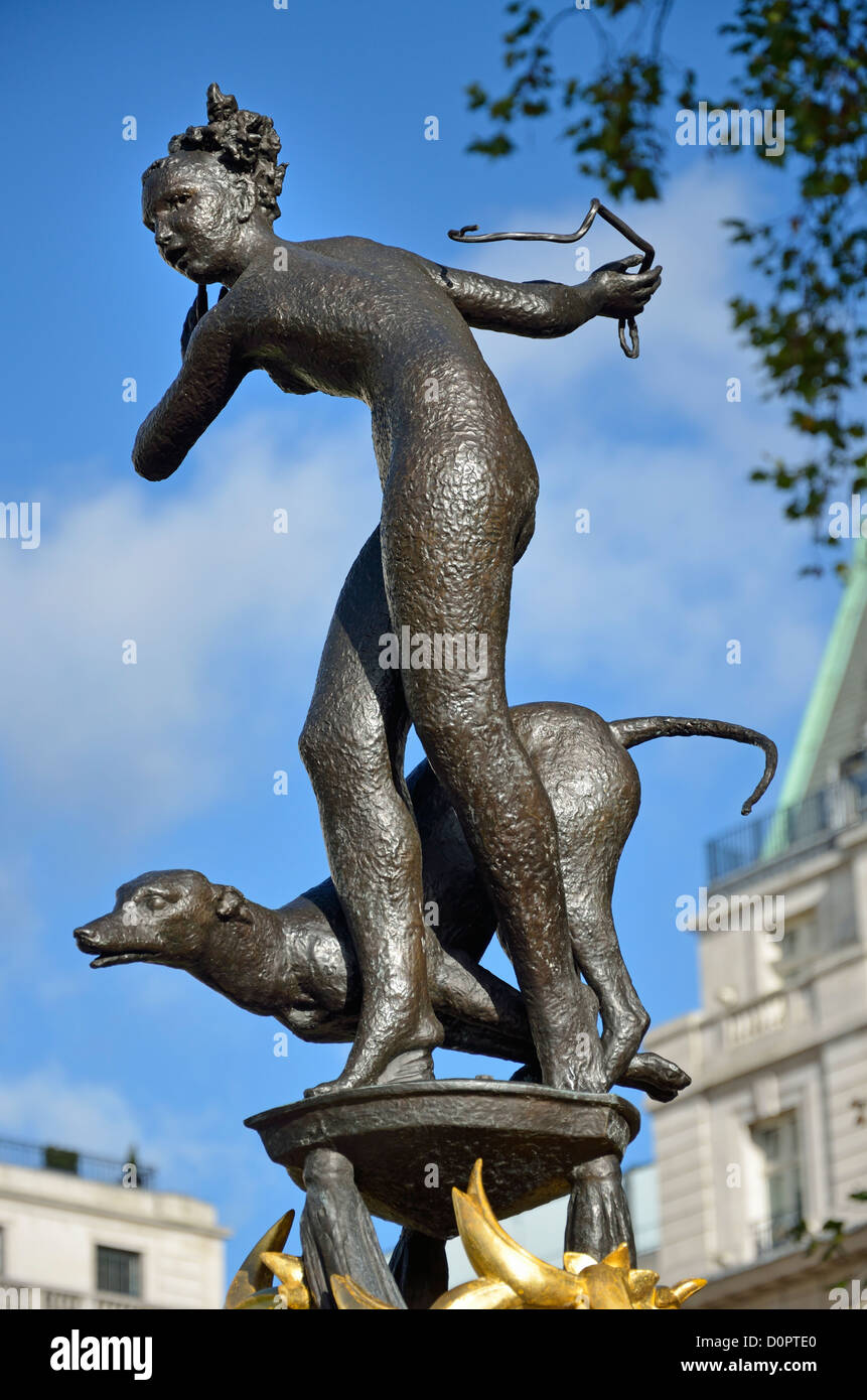 Londres, Angleterre, Royaume-Uni. Statue de bronze de la déesse Diana (Clack EJ; 1952) dans Green Park Banque D'Images