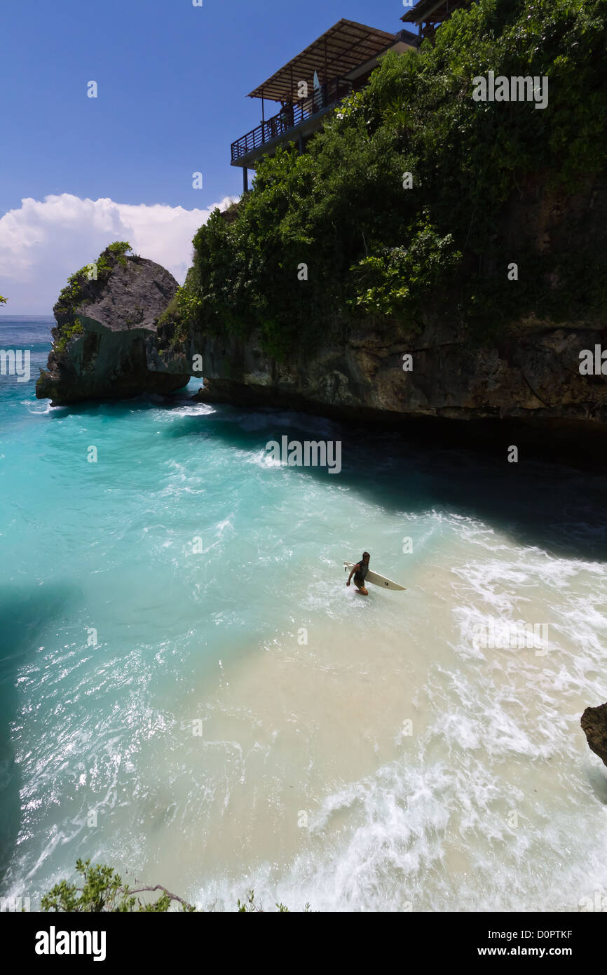Surfers dans l'Océan Indien à Suluban Beach à Bali, Indonésie Banque D'Images