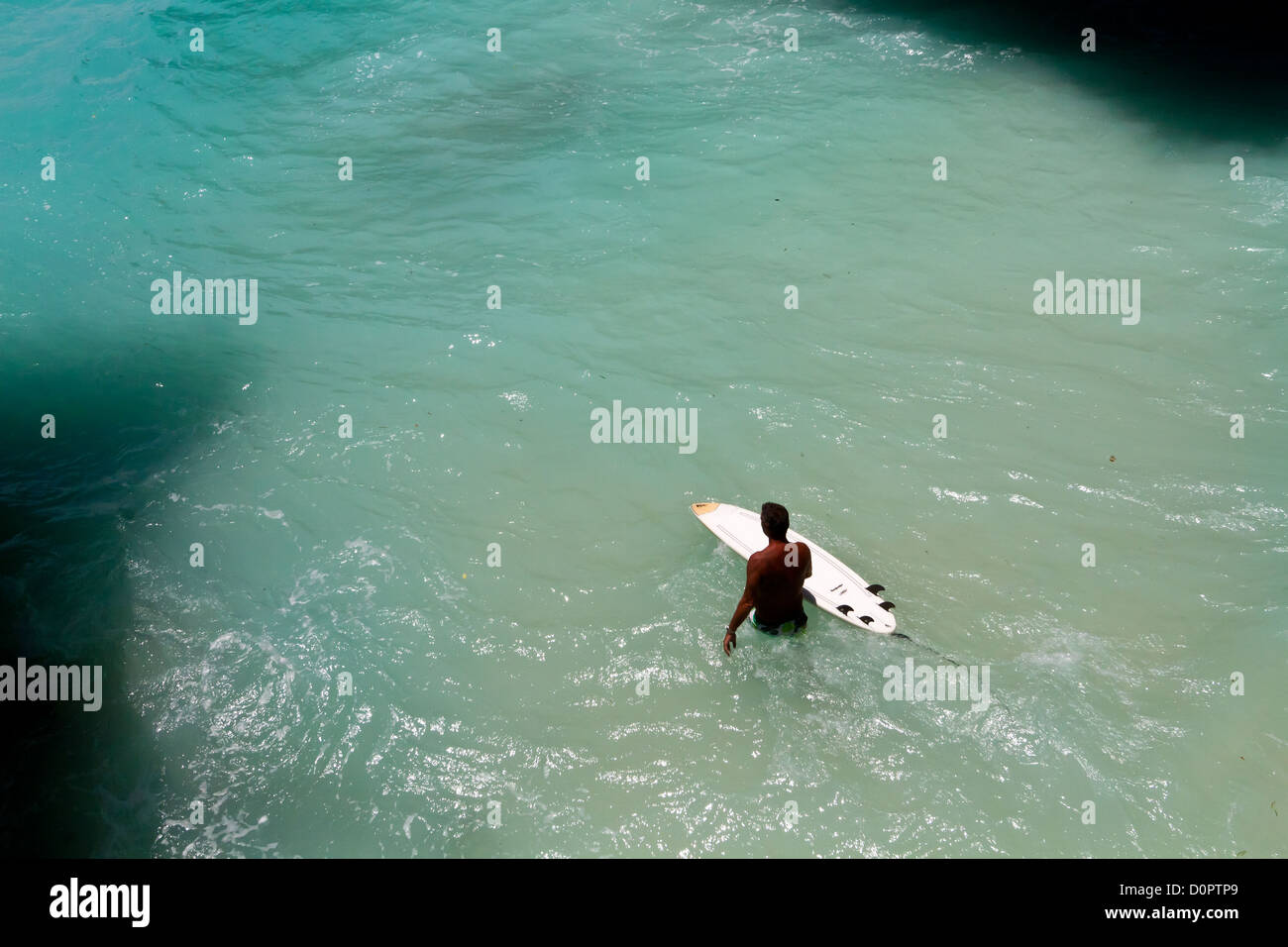 Surfers dans l'Océan Indien à Suluban Beach à Bali, Indonésie Banque D'Images