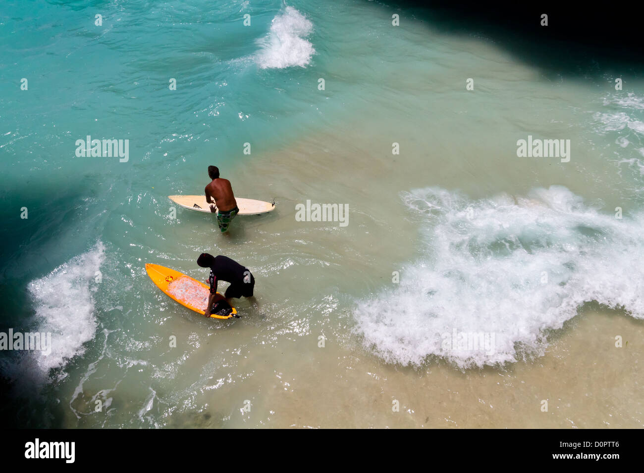 Surfers dans l'Océan Indien à Suluban Beach à Bali, Indonésie Banque D'Images