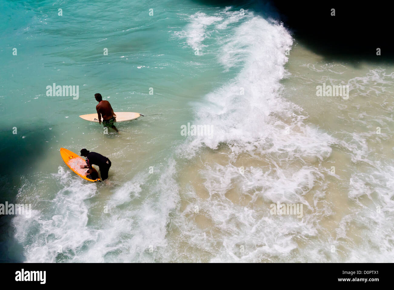 Surfers dans l'Océan Indien à Suluban Beach à Bali, Indonésie Banque D'Images