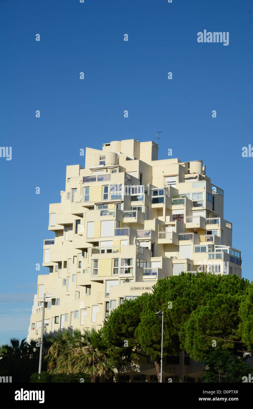 Appartements de vacances modernes le Temple du Soleil (1969) inspirés par l'Habitat 67 de Moshe Safdie dans le Resort New Town de la Grande-Motte Hérault France Banque D'Images