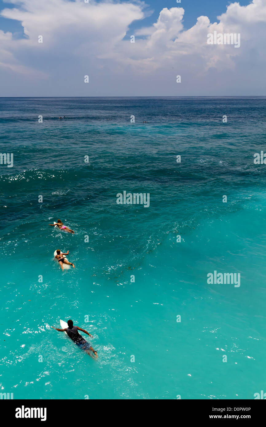 Surfers dans l'Océan Indien à Suluban Beach à Bali, Indonésie Banque D'Images