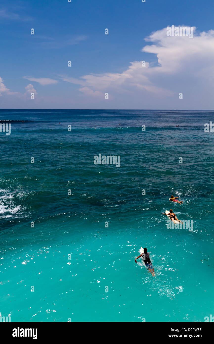 Surfers dans l'Océan Indien à Suluban Beach à Bali, Indonésie Banque D'Images