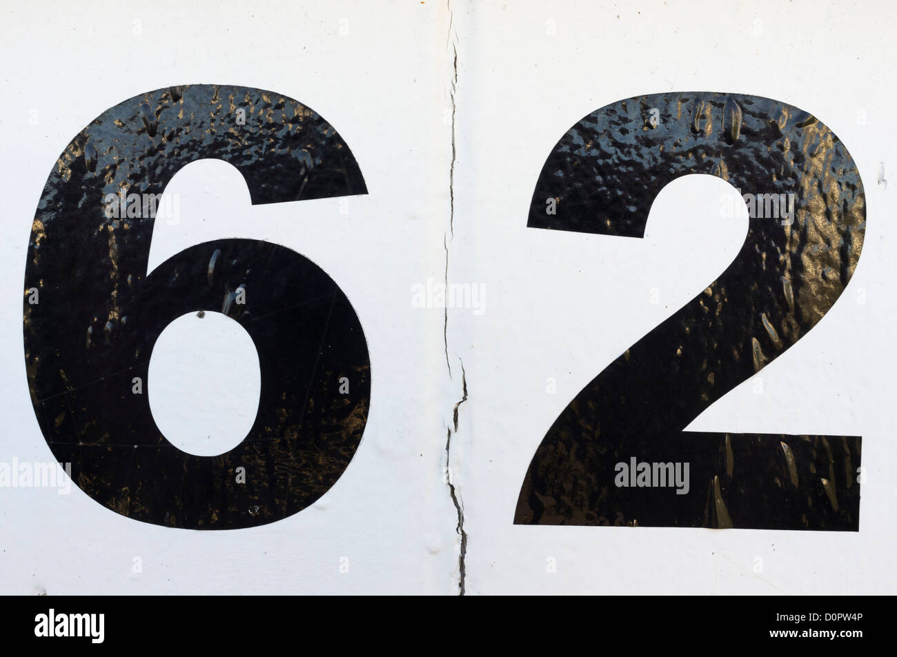 Des numéros sur des cabines de plage sur le front de mer à Worthing. Banque D'Images