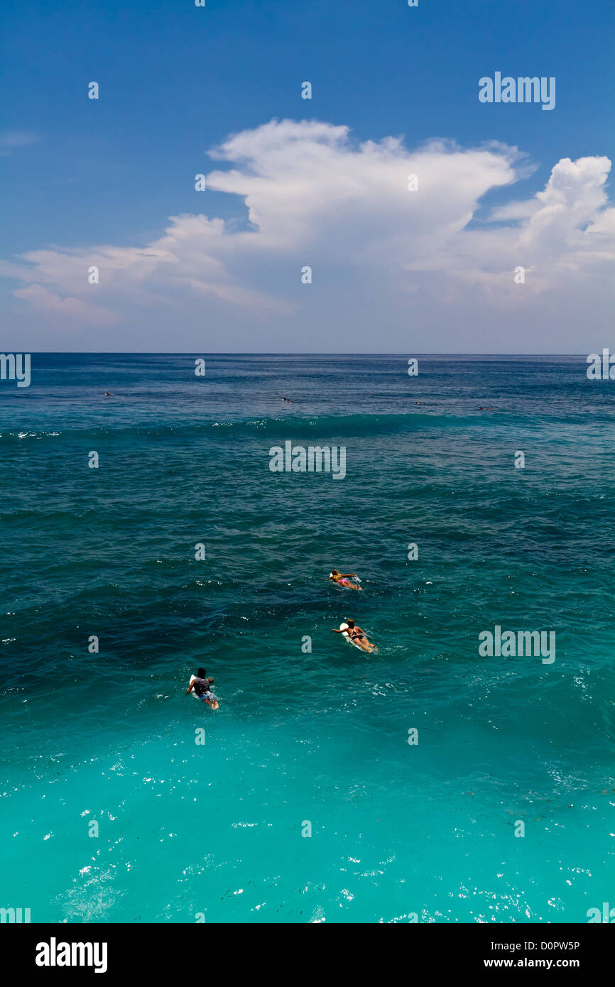 Surfers dans l'Océan Indien à Suluban Beach à Bali, Indonésie Banque D'Images
