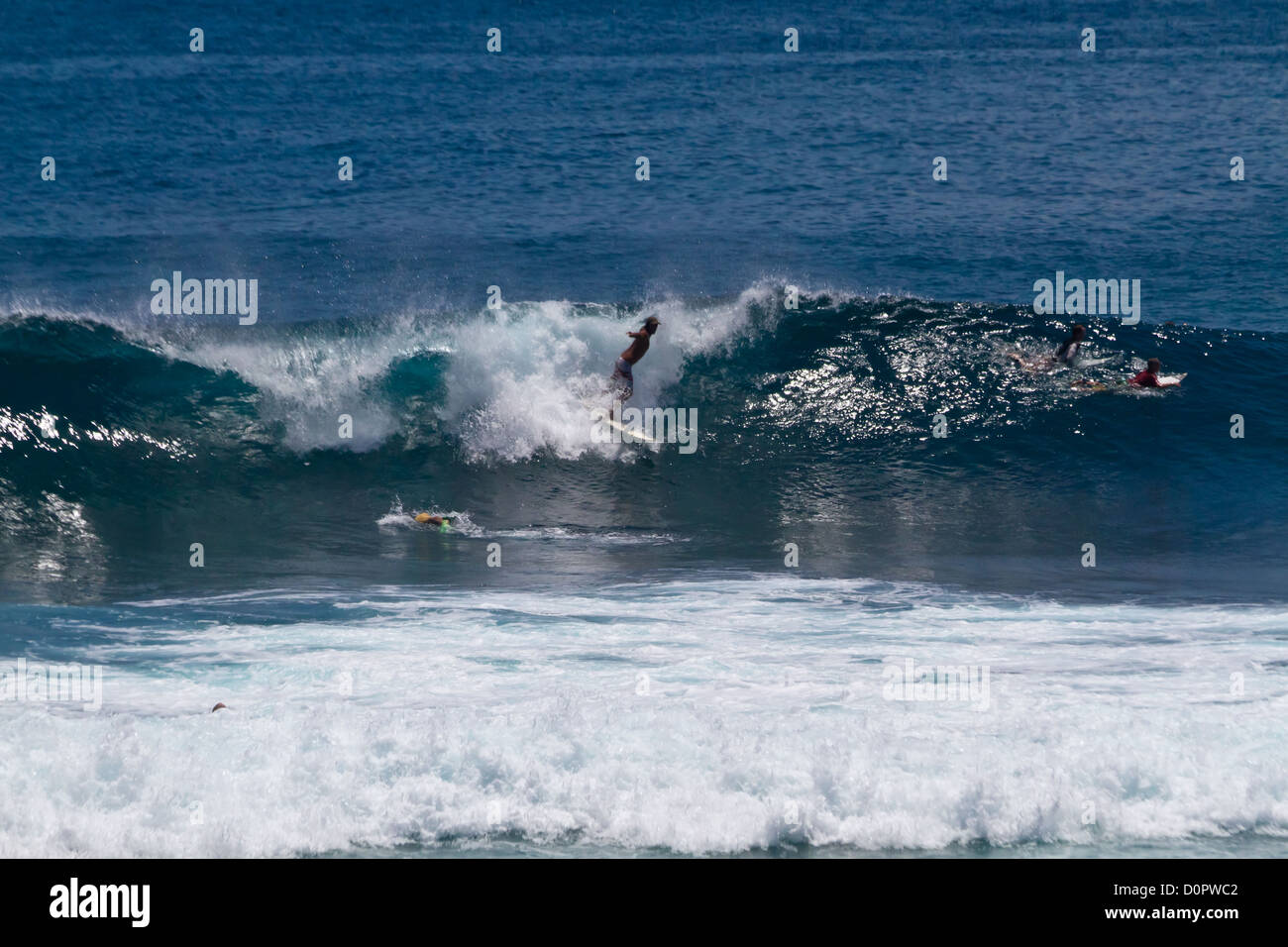 Surfers dans l'Océan Indien à Suluban Beach à Bali, Indonésie Banque D'Images