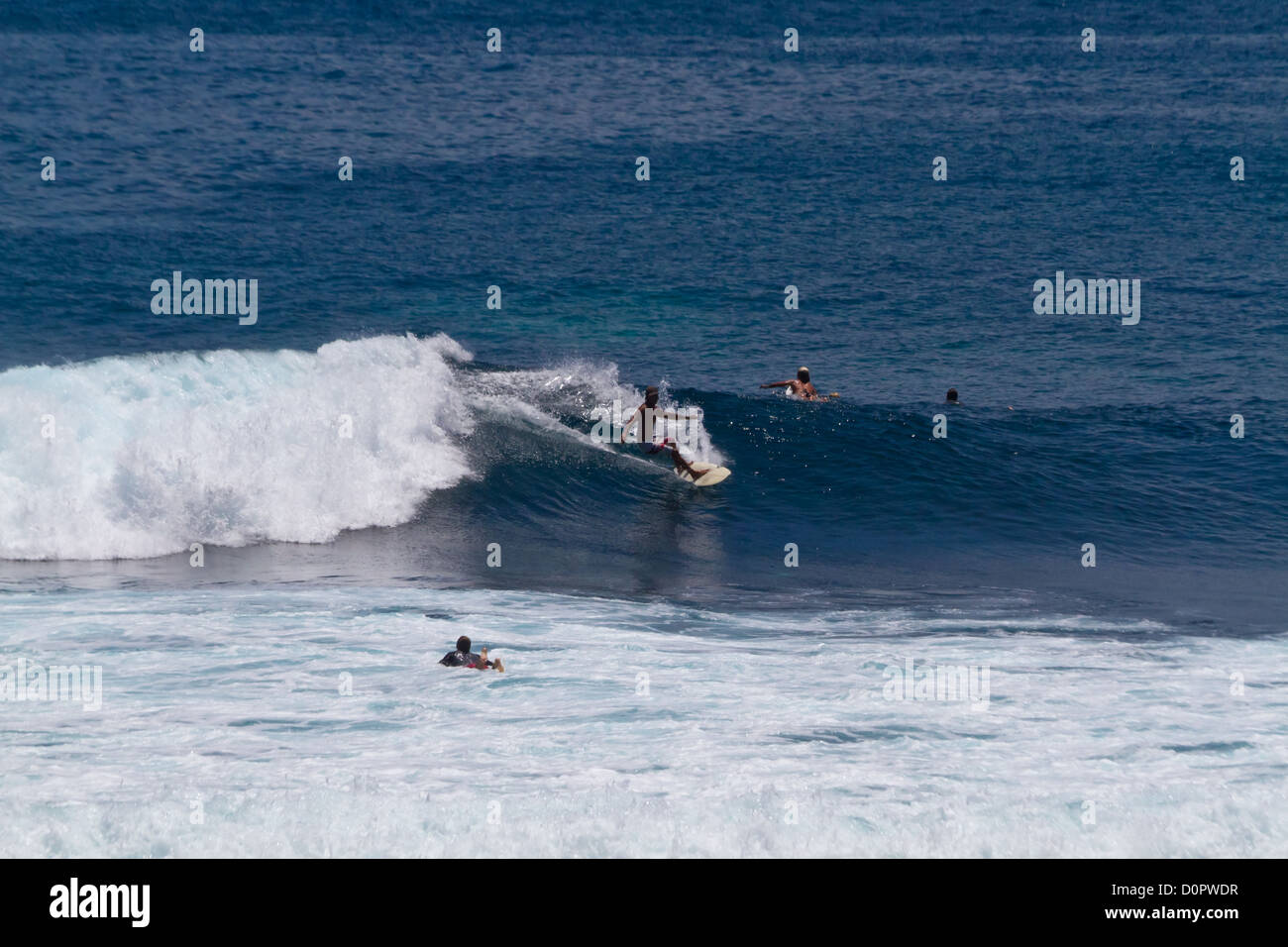 Surfers dans l'Océan Indien à Suluban Beach à Bali, Indonésie Banque D'Images