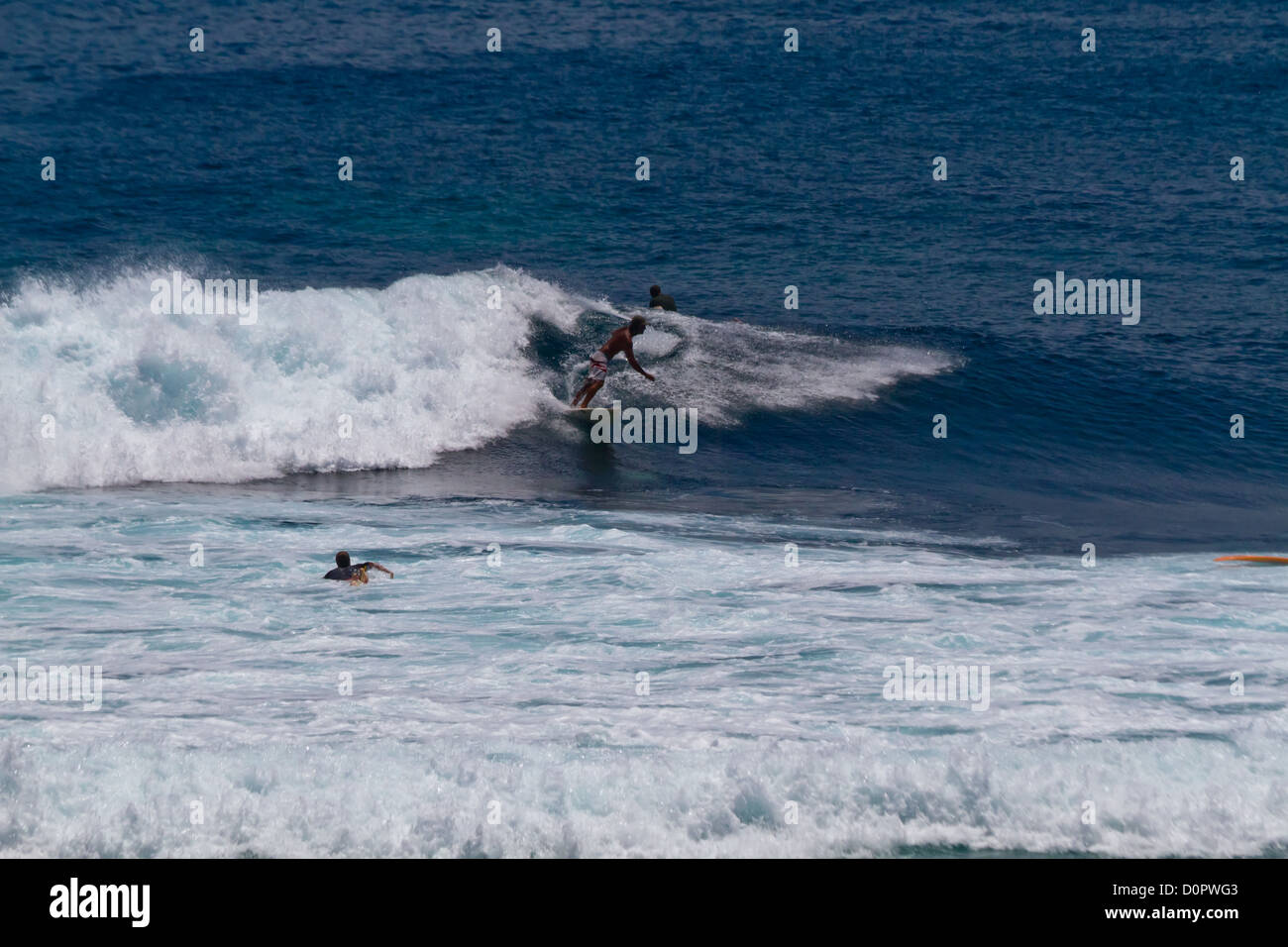 Surfers dans l'Océan Indien à Suluban Beach à Bali, Indonésie Banque D'Images