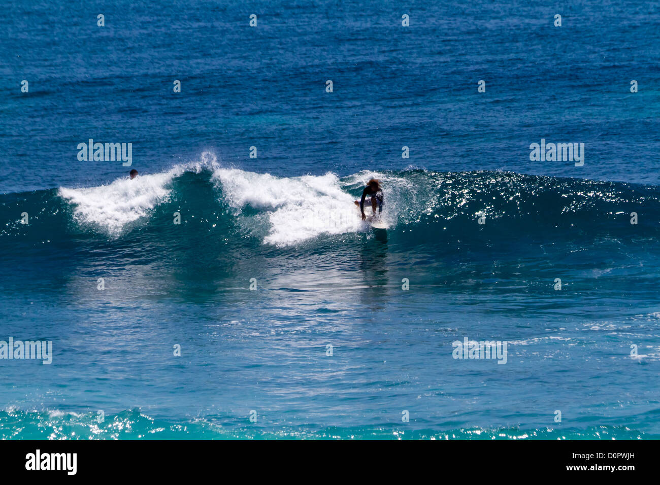 Surfers dans l'Océan Indien à Suluban Beach à Bali, Indonésie Banque D'Images