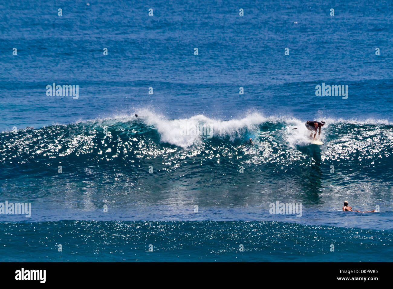 Surfers dans l'Océan Indien à Suluban Beach à Bali, Indonésie Banque D'Images