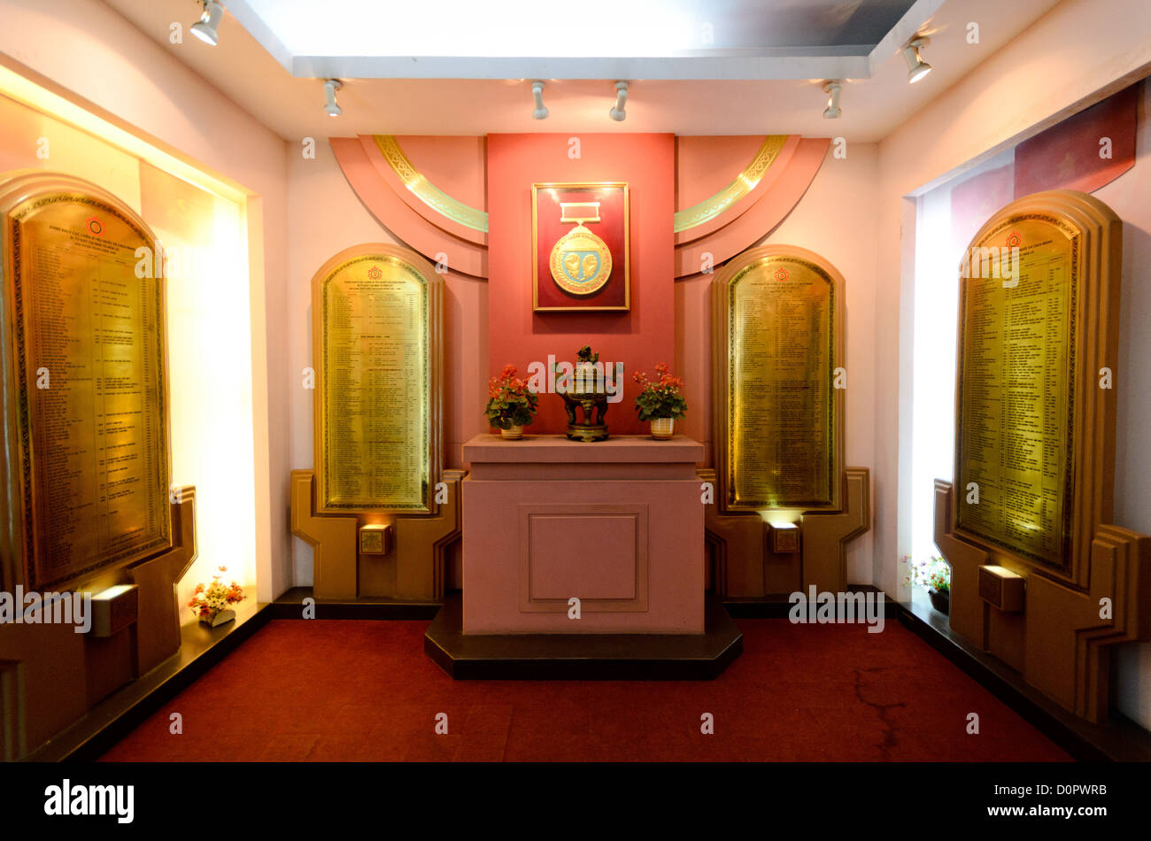 Mémorial de la prison de Hoa Lo Hanoi Vietnam // HANOI, Vietnam — un mémorial intérieur pour les prisonniers politiques vietnamiens détenus à la prison de Hoa Lo sous la domination coloniale française. La prison de Hoa Lo, également connue sarcastiquement sous le nom de Hanoi Hilton pendant la guerre du Vietnam, était à l'origine une prison coloniale française pour prisonniers politiques, puis une prison nord-vietnamienne pour prisonniers de guerre. Il est particulièrement célèbre pour être la prison utilisée pour les pilotes américains abattus pendant la guerre du Vietnam. Banque D'Images