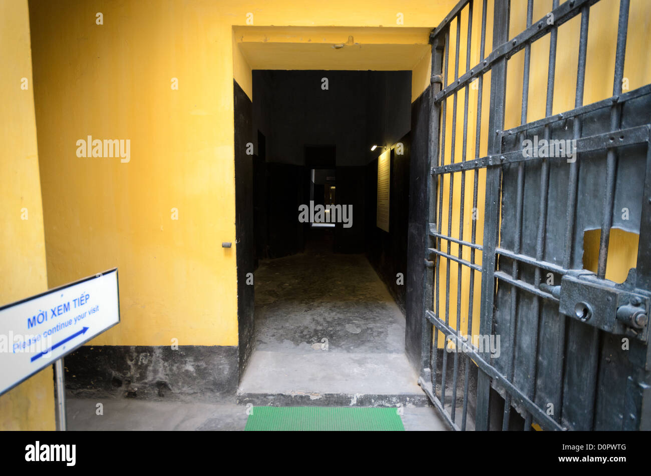 Hoa Lo prison Gate and Corridor Hanoi Vietnam // HANOI, Vietnam — Une porte fermée et un couloir sombre à la prison Hoa Lo dans la partie intérieure de la prison. La prison de Hoa Lo, également connue sarcastiquement sous le nom de Hanoi Hilton pendant la guerre du Vietnam, était à l'origine une prison coloniale française pour prisonniers politiques, puis une prison nord-vietnamienne pour prisonniers de guerre. Il est particulièrement célèbre pour être la prison utilisée pour les pilotes américains abattus pendant la guerre du Vietnam. Banque D'Images