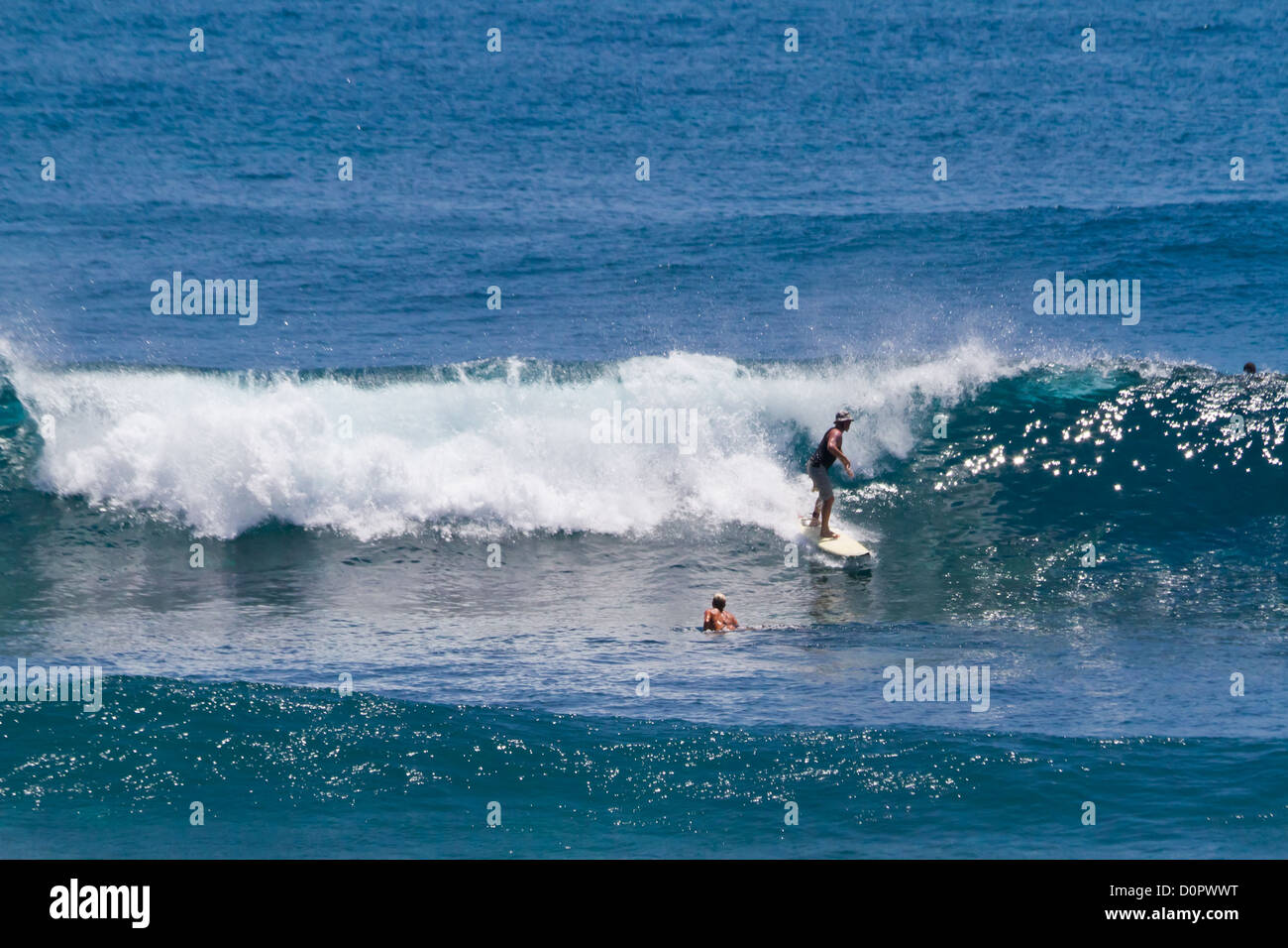 Surfers dans l'Océan Indien à Suluban Beach à Bali, Indonésie Banque D'Images