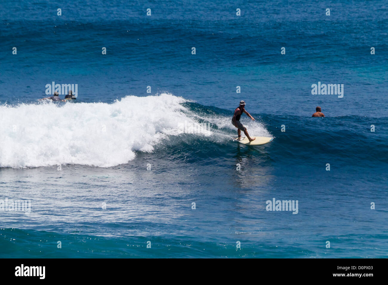 Surfers dans l'Océan Indien à Suluban Beach à Bali, Indonésie Banque D'Images