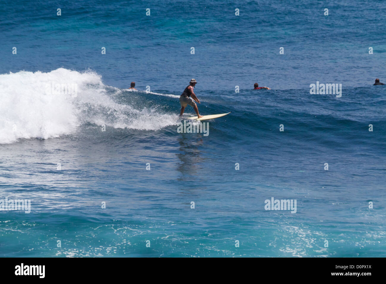 Surfers dans l'Océan Indien à Suluban Beach à Bali, Indonésie Banque D'Images