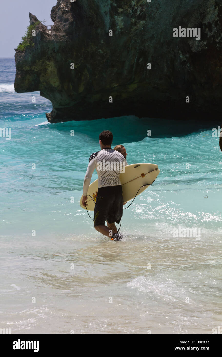 Surfers dans l'Océan Indien à Suluban Beach à Bali, Indonésie Banque D'Images