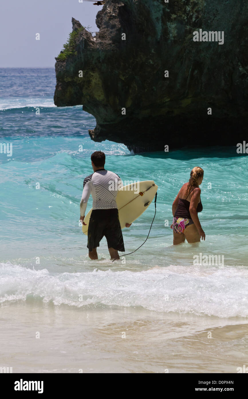 Surfers dans l'Océan Indien à Suluban Beach à Bali, Indonésie Banque D'Images