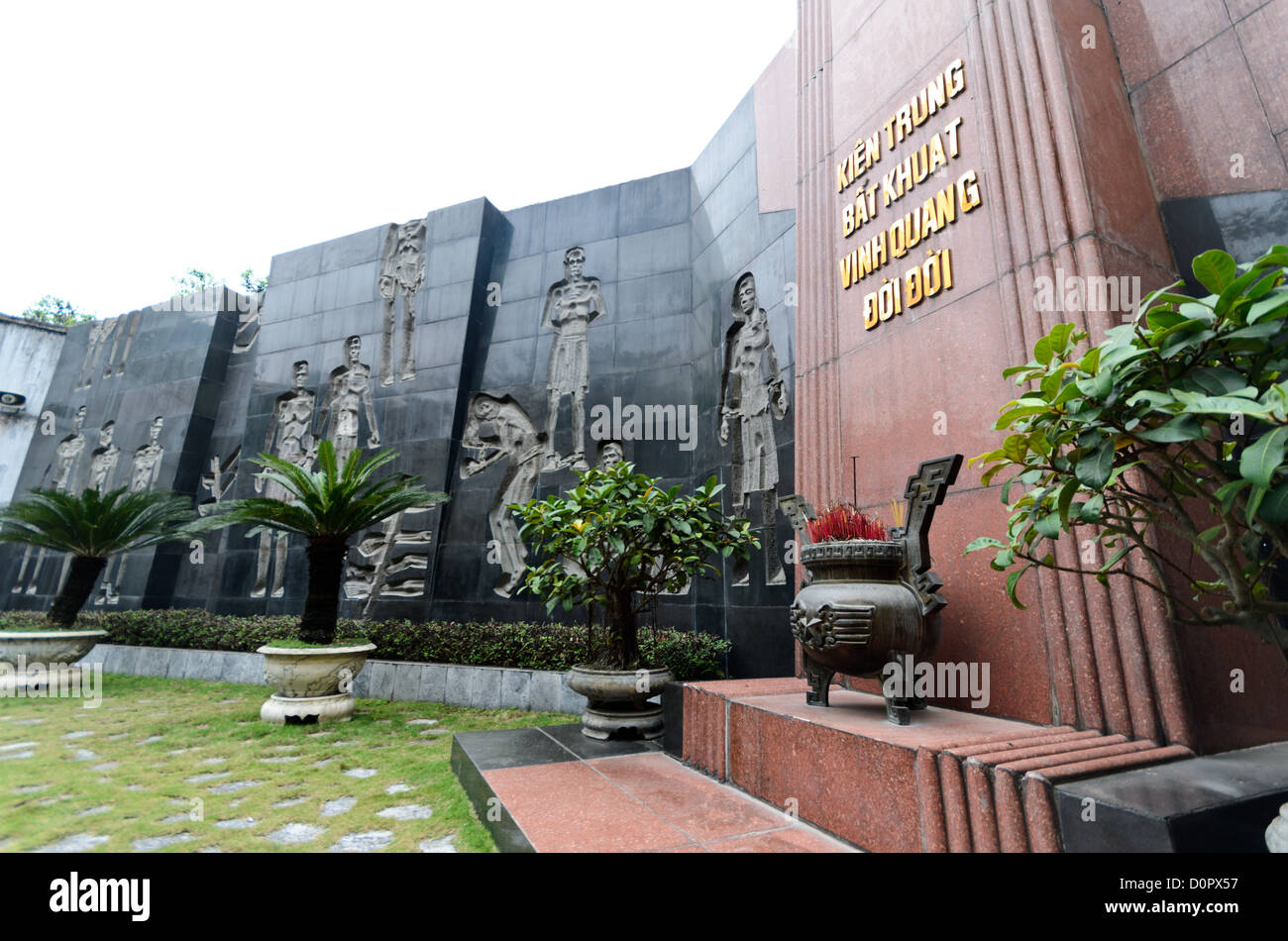 HANOI, Vietnam — Un mémorial dans une cour de la prison de Hoa Lo commémorant ceux qui ont été incacérés et ceux qui sont morts dans la prison sous la domination coloniale française. La prison de Hoa Lo, également connue sarcastiquement sous le nom de Hanoi Hilton pendant la guerre du Vietnam, était à l'origine une prison coloniale française pour prisonniers politiques, puis une prison nord-vietnamienne pour prisonniers de guerre. Il est particulièrement célèbre pour être la prison utilisée pour les pilotes américains abattus pendant la guerre du Vietnam. Banque D'Images