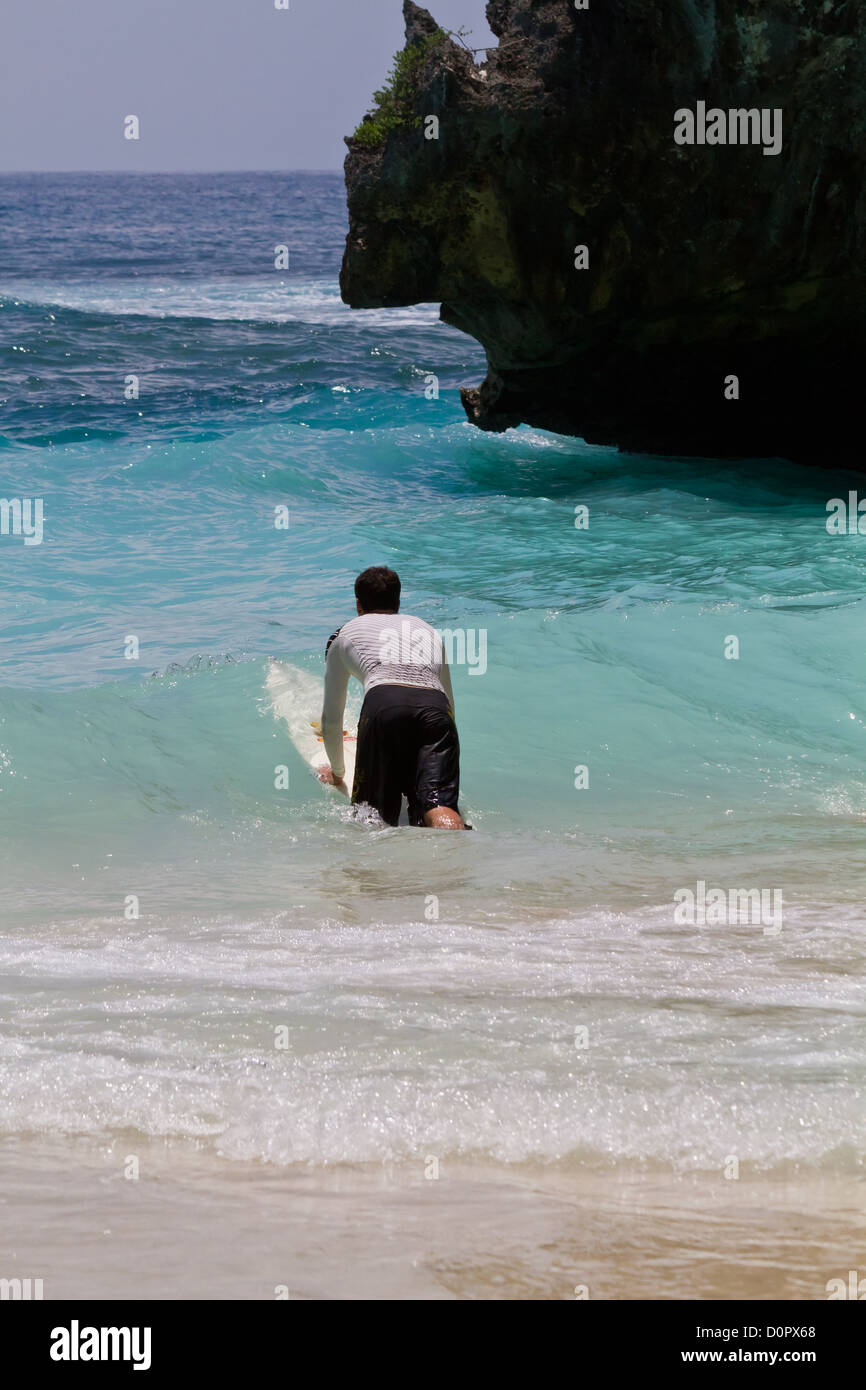 Surfers dans l'Océan Indien à Suluban Beach à Bali, Indonésie Banque D'Images