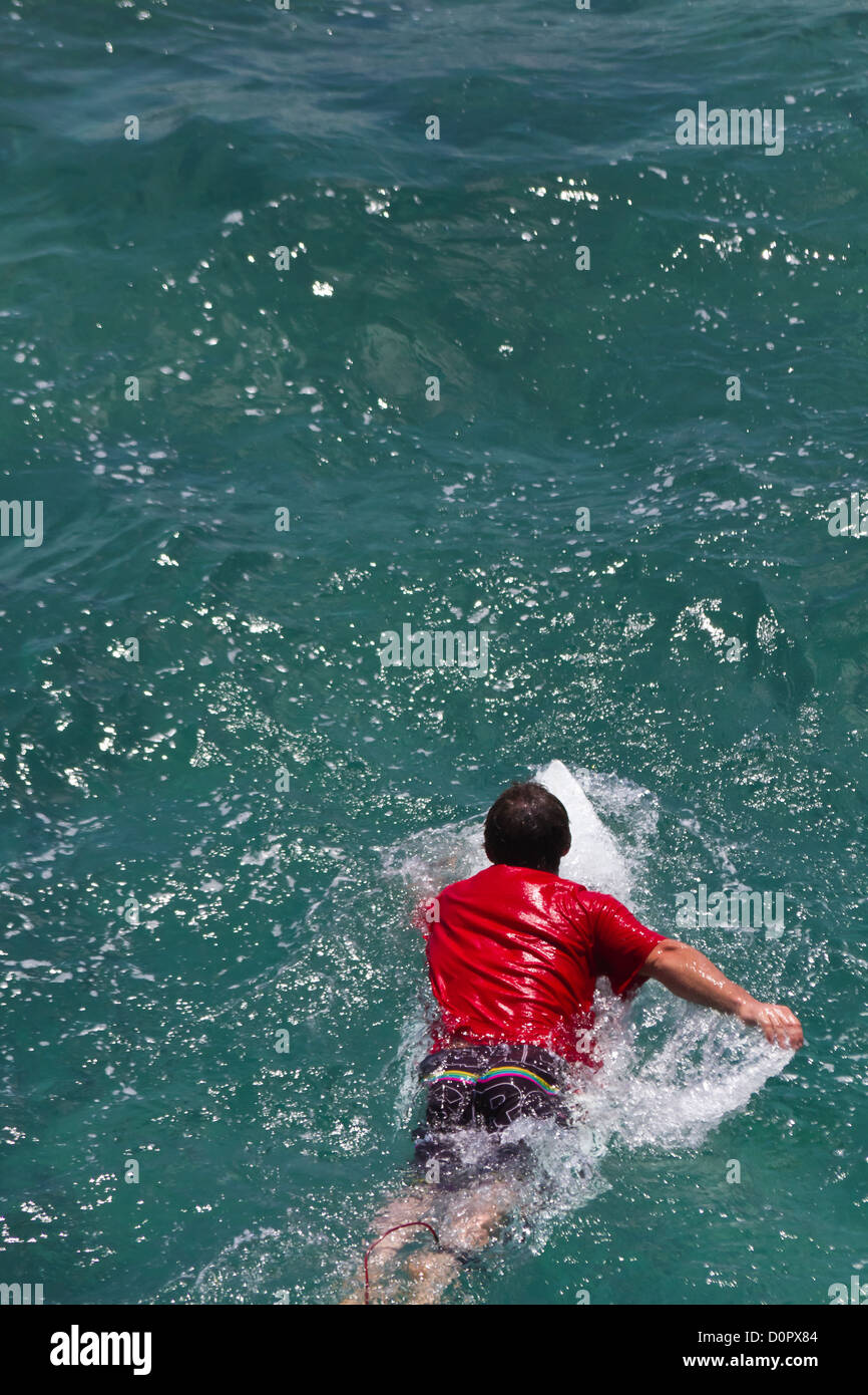 Surfers dans l'Océan Indien à Suluban Beach à Bali, Indonésie Banque D'Images