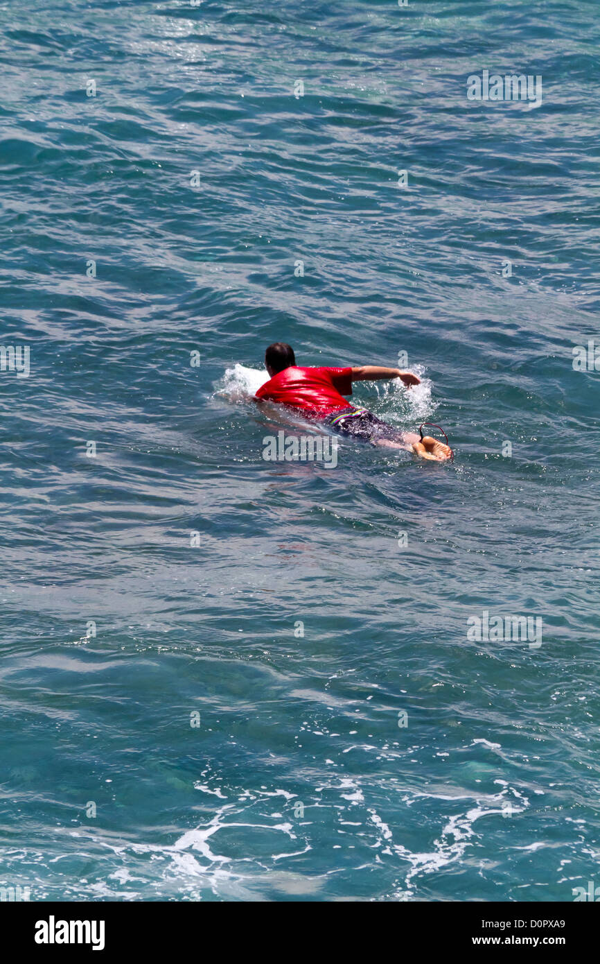 Surfers dans l'Océan Indien à Suluban Beach à Bali, Indonésie Banque D'Images