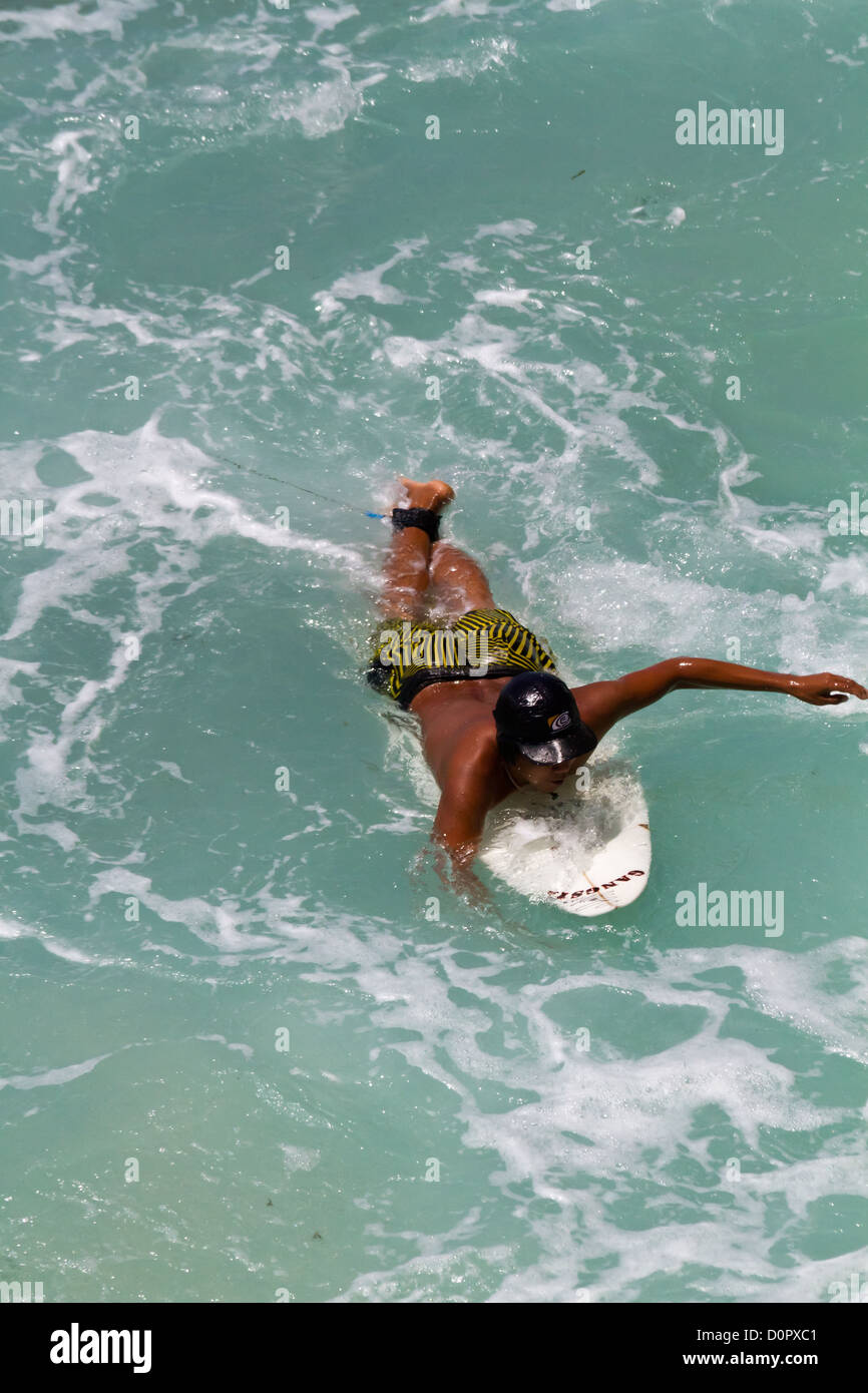 Surfers dans l'Océan Indien à Suluban Beach à Bali, Indonésie Banque D'Images