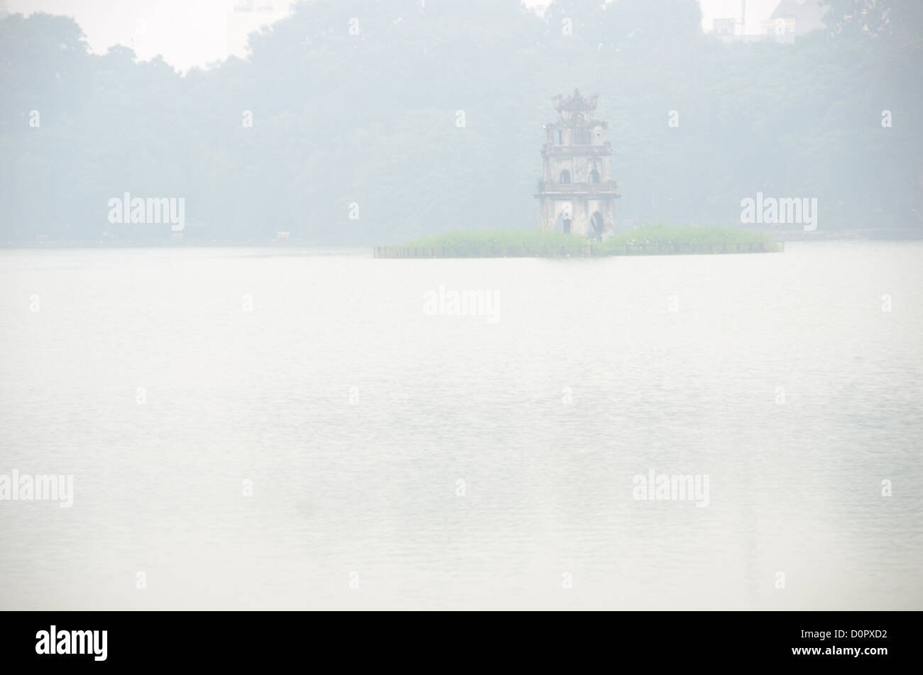 Tour des tortues Lac Hoan Kiem dans le brouillard Hanoi Vietnam // HANOI, Vietnam — Tour des tortues (Thap Rua), sur une petite île au milieu du lac Hoan Kiem au cœur de Hanoi, est partiellement obscurcie par un épais brouillard matinal. Espace de copie au bas du cadre. Banque D'Images