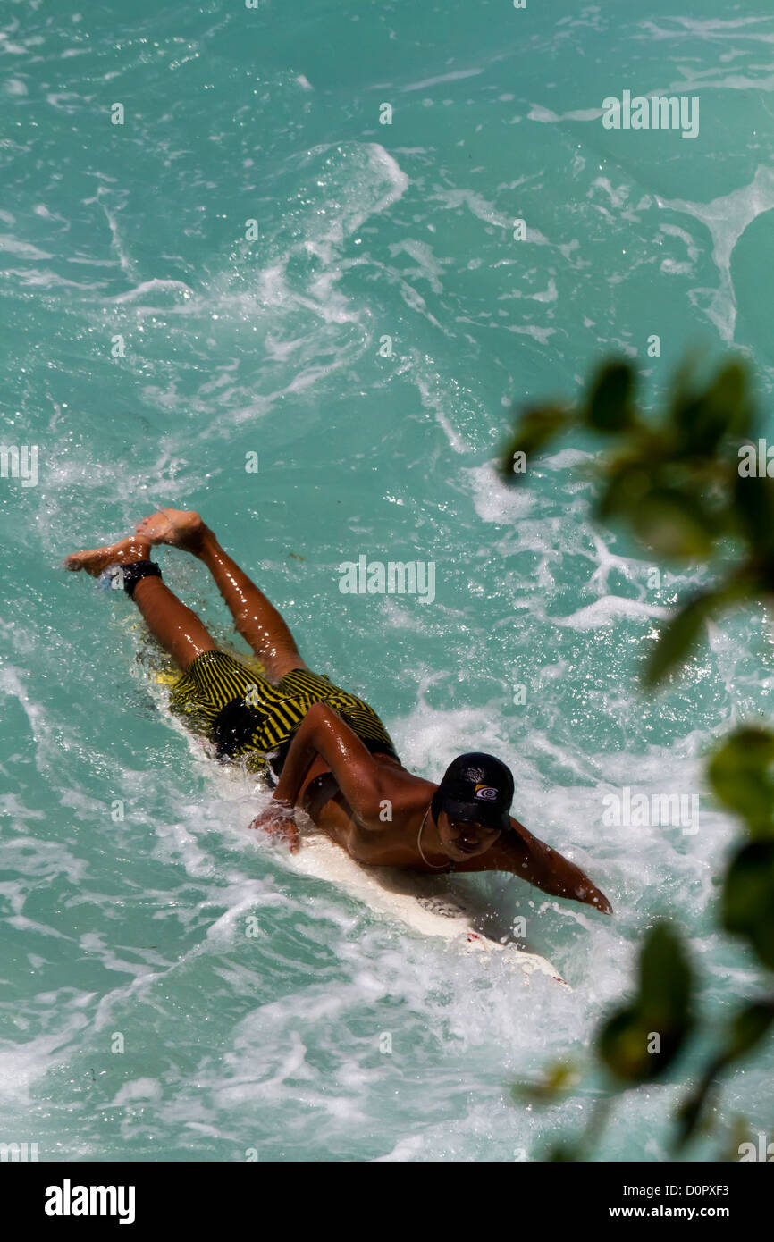 Surfers dans l'Océan Indien à Suluban Beach à Bali, Indonésie Banque D'Images