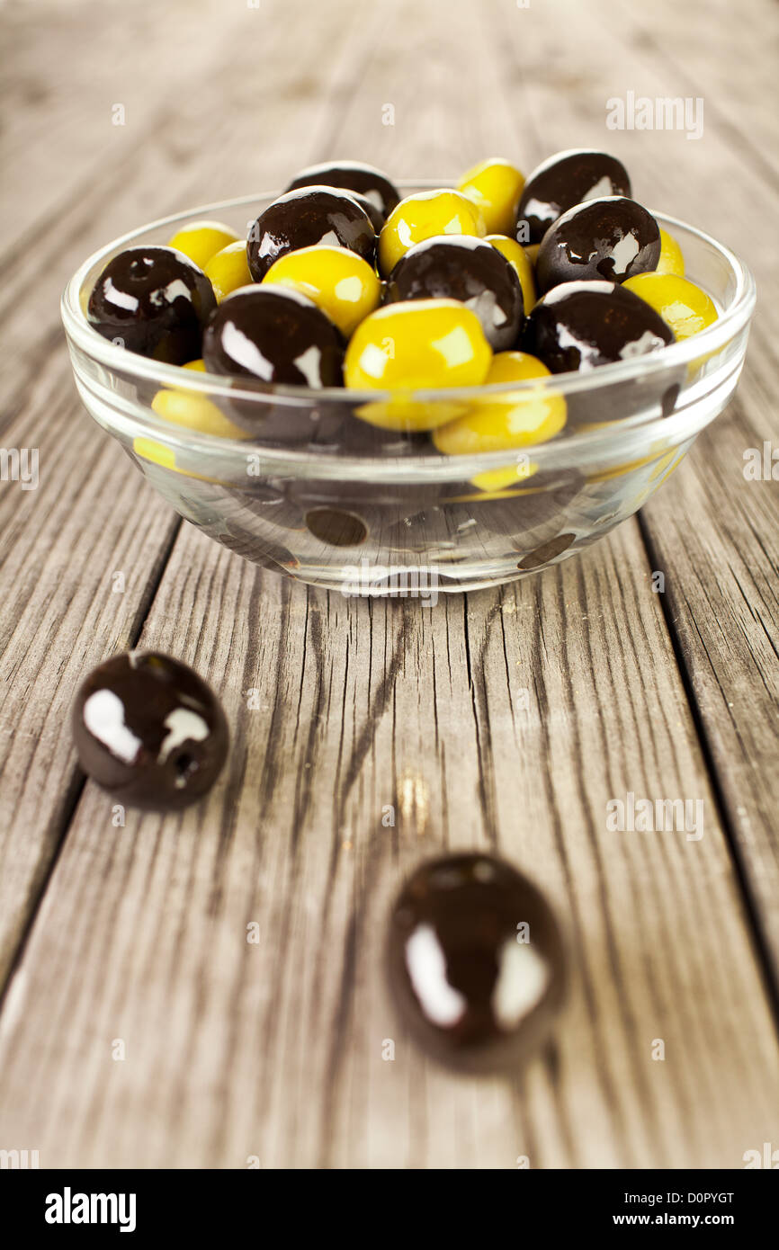 Olives sur une table en bois Banque D'Images