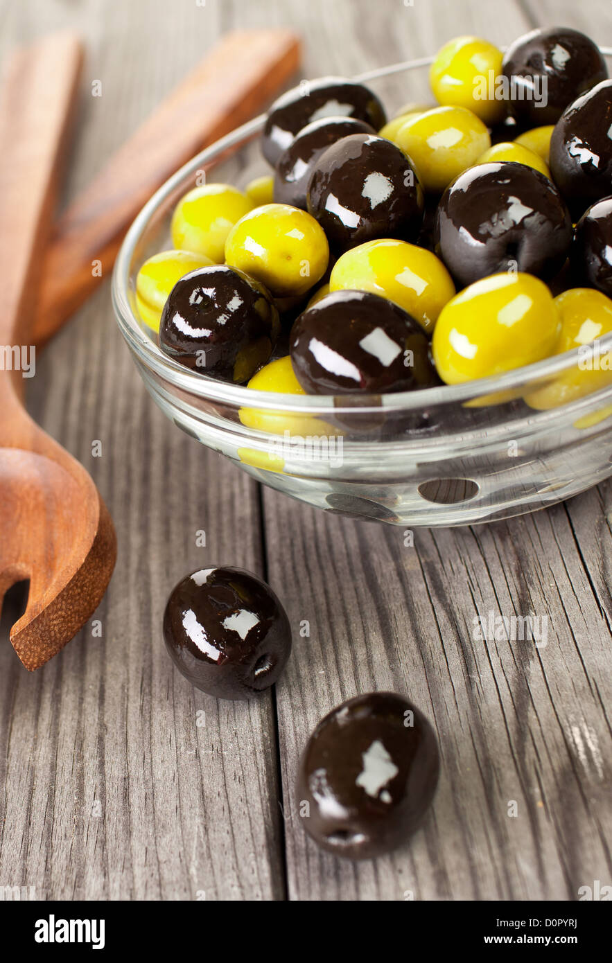 Olives sur une table en bois Banque D'Images