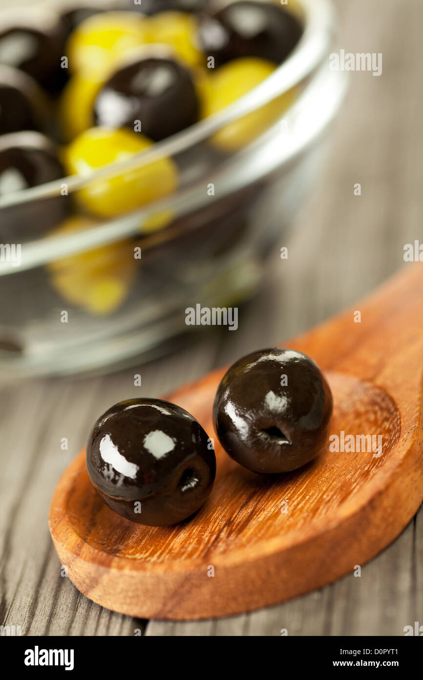 Olives sur une table en bois Banque D'Images