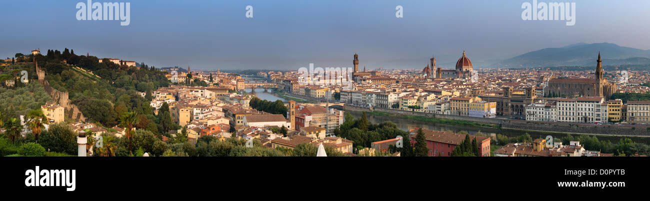 L'Arno et Florence à partir de la Piazzale Michelangelo, Florence, Toscane, Italie Banque D'Images