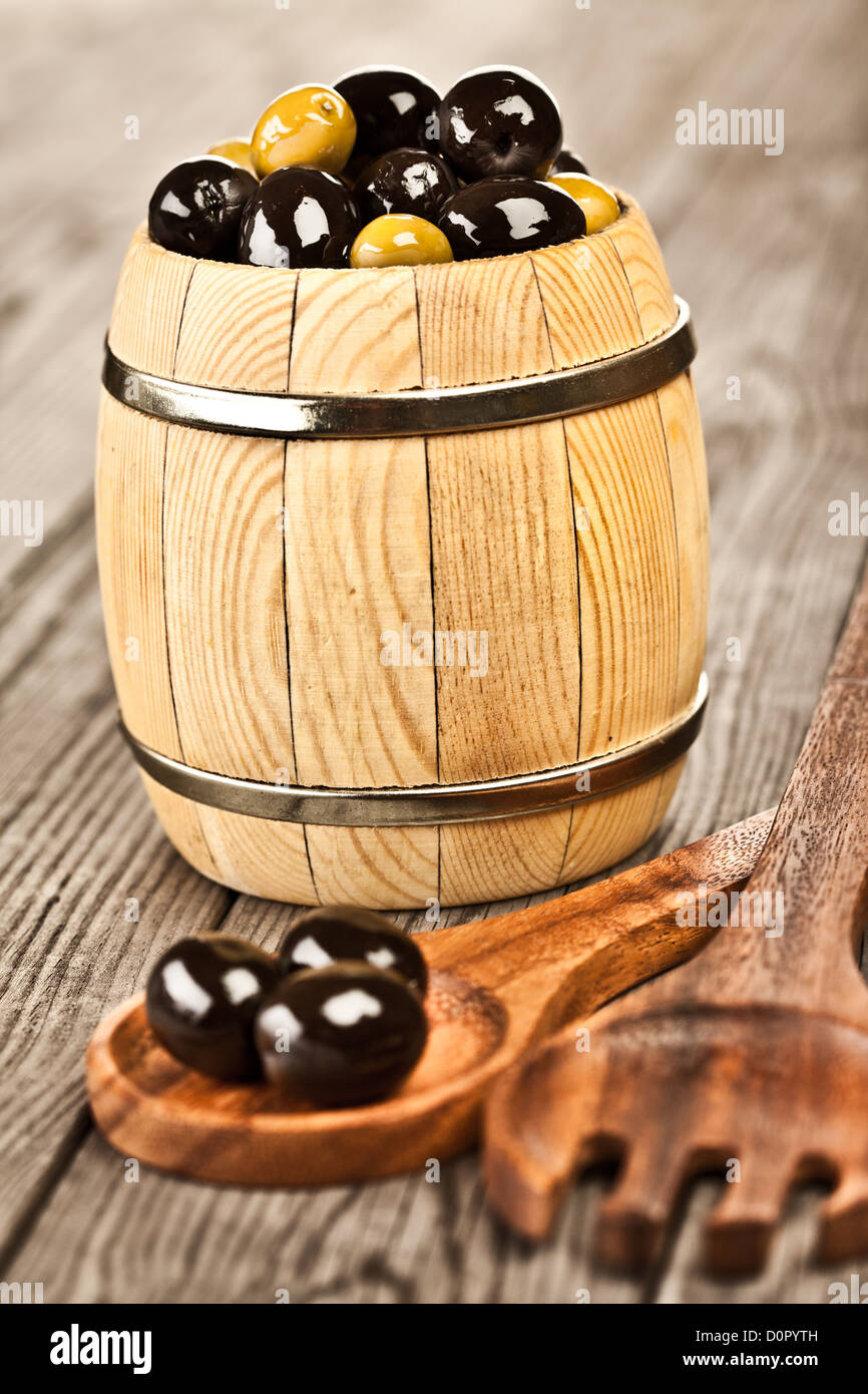 Olives sur une table en bois Banque D'Images