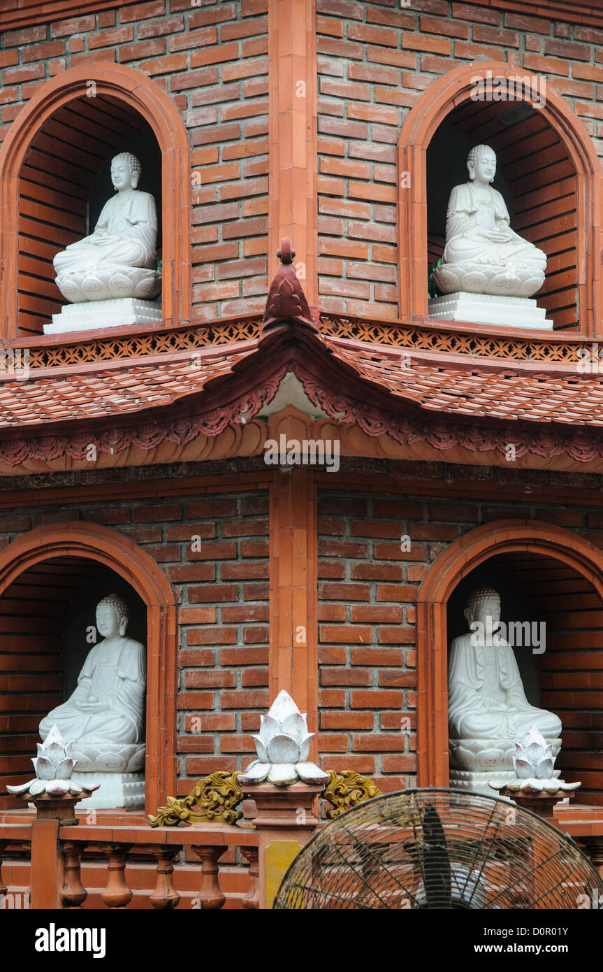 HANOI, Vietnam - Statues de Bouddha à la Pagode Tran Quoc sur une petite île sur le lac ouest (Ho Tay). Initialement construit au 6ème siècle sur les rives de la rivière Rouge, un changement de cours de la rivière a forcé la pagode pour être déplacé en 1615 à poisson d'Or (Kim Ngu) îlot du lac. Banque D'Images