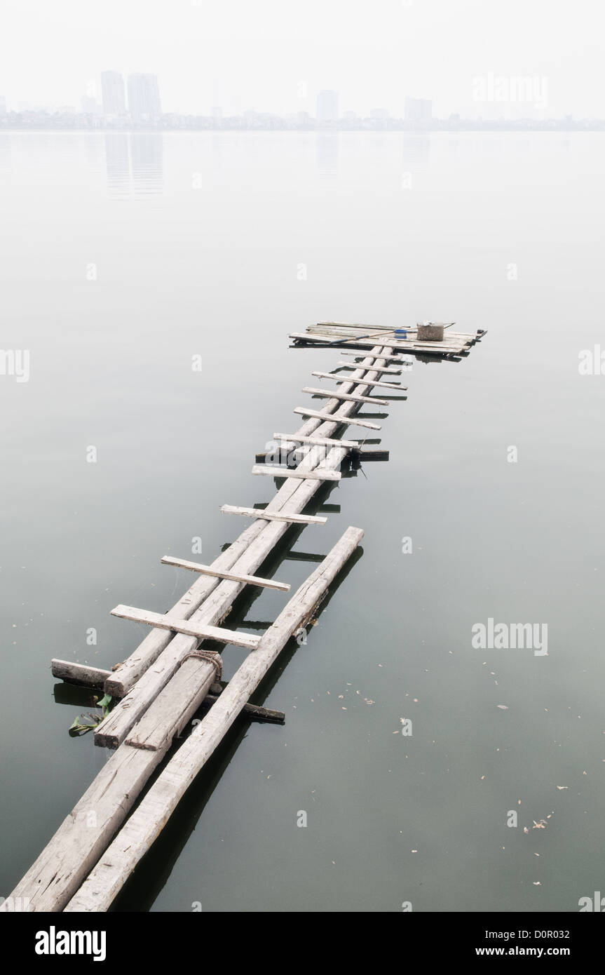 Jetée en bois du lac de l'Ouest Hanoi Vietnam // HANOI, Vietnam — Une jetée en bois étroite sur les serveurs calmes du lac de l'Ouest (Ho Tay) à Hanoi, Vietnam. Banque D'Images